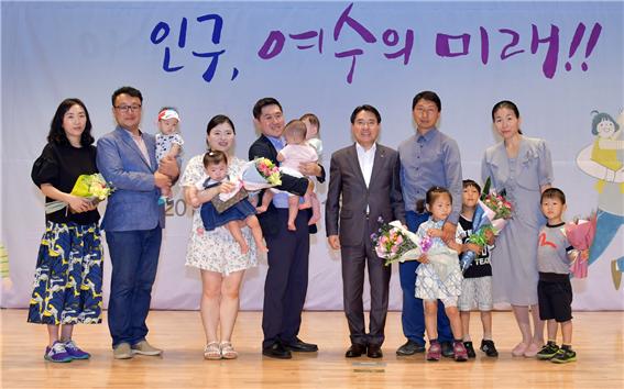 7월 13일 권오봉 여수시장이 여수문화홀에서 열린 인구의 날 기념주간 행사에 참여한 다자녀가족과 기념사진을 찍고 있다.