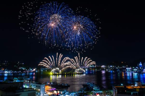 2018여수밤바다 불꽃축제가 9월8일 밤8시~10시까지 이순신광장 앞 해상에서 화려하게 펼쳐졌다.  사진제공) 여수시