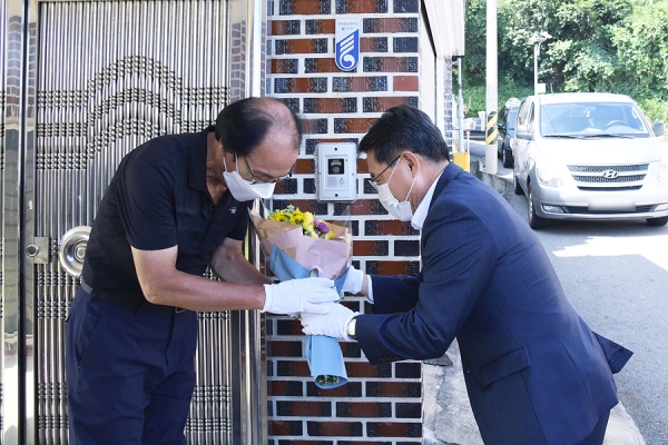 권오봉 여수시장이 지난 20일 월남 참전자이신 박삼수 님의 자택을 직접 방문해 국가유공자 명패를 달아드리고, 감사의 인사를 전했다.   사진제공)여수시.  여수인터넷신문사
