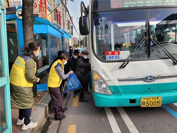 수시(시장 권오봉)는 시내버스 승하차 시 교통약자의 안전을 위해 2월 1일부터 전통시장 승하차 도우미 사업을 시행한다.